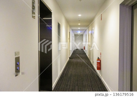 誰もいないマンションの廊下 136179516