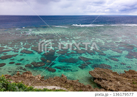 曇り空の冬に展望台から望むサンゴ礁の海（宮古島・インギャーマリンガーデン） 136179577