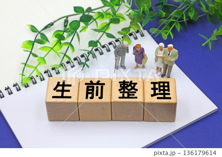 生前整理について考える高齢者 生前整理について考える高齢者 136179614