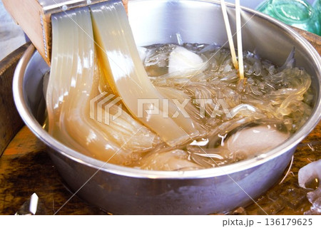 天突きで押し出されるところてん 136179625