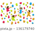 ボルダリングを楽しんでいる子供たちのイラスト 136179740