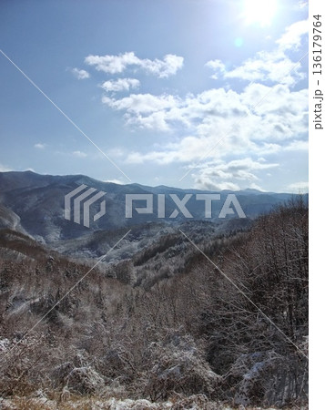 極寒の山々の冬景色 136179764