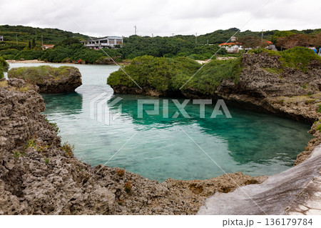 冬のインギャーマリンガーデン 展望台から見た宮古島の海景色 冬のインギャーマリンガーデン 展望台から見た宮古島の海景色 136179784