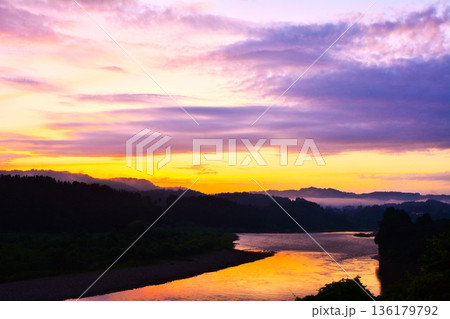 信濃川朝焼けの夜明け 信濃川朝焼けの夜明け 136179792