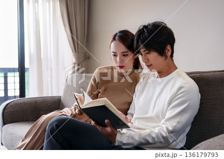 将来に備えNISAを学び始めた30代の夫婦 136179793