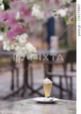 カフェテーブルに置かれたグラスデザートとホイップクリーム 136179907