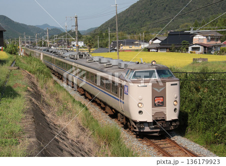 山陰本線山家駅付近を走る183系特急まいづる 山陰本線山家駅付近を走る183系特急まいづる 136179923