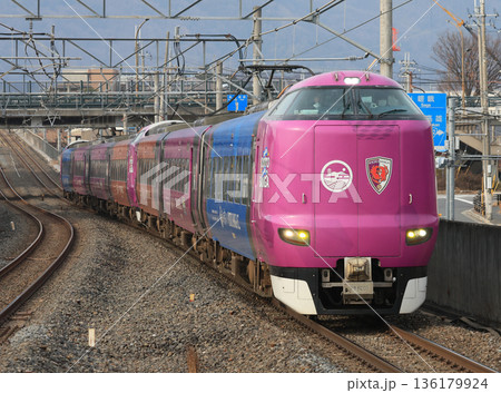 花園駅を通過する特急まいづる・きのさき 136179924