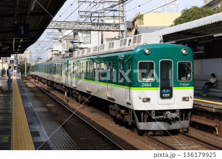 京阪電車　東福寺駅に到着する2400系電車 136179925