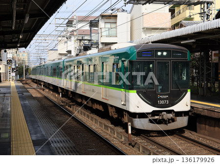京阪電車 東福寺駅に到着する13000系電車 京阪電車 東福寺駅に到着する13000系電車 136179926