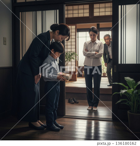 子供を連れて謝罪をしに行く親子が玄関にいる人に謝っている様子 196 136180162