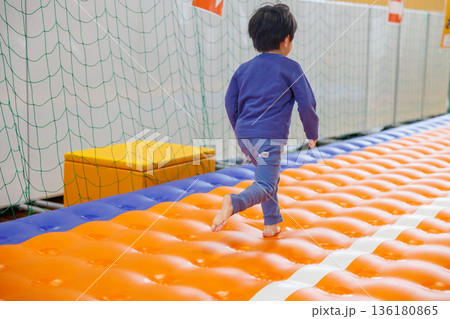 室内で遊ぶ男の子 室内で遊ぶ男の子 136180865