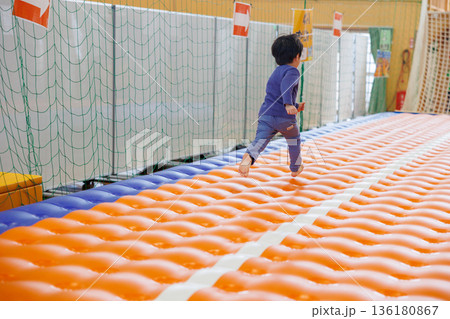室内で遊ぶ男の子 136180867