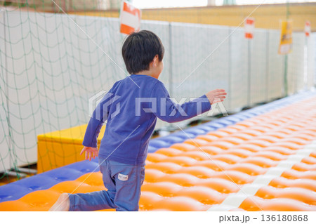 室内で遊ぶ男の子 室内で遊ぶ男の子 136180868