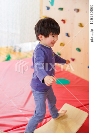 室内で遊ぶ男の子 136180869