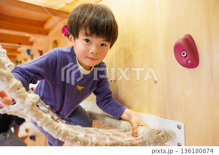 室内で遊ぶ男の子 136180874