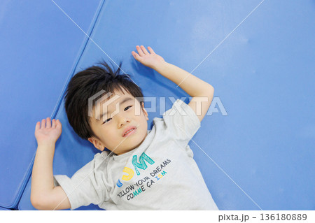 室内で遊ぶ男の子 136180889