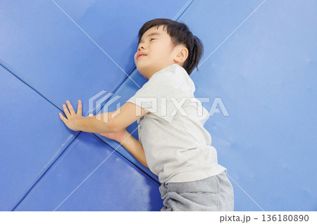 室内で遊ぶ男の子 136180890