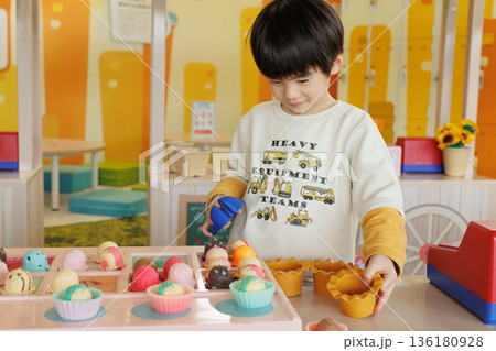 おままごとで遊ぶ子供 おままごとで遊ぶ子供 136180928