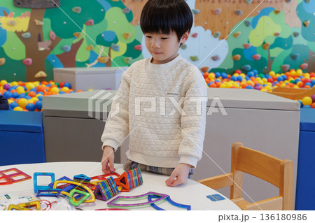 知育玩具で遊ぶ男の子 136180986