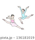 ピンクと水色の練習着で楽しく踊る女の子たち 136181019