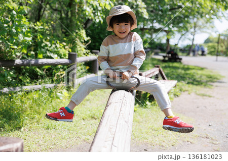 シーソーで遊ぶ男の子 シーソーで遊ぶ男の子 136181023