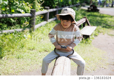 シーソーで遊ぶ男の子 136181024