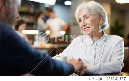 Mature couple spend time in cafe 136181127