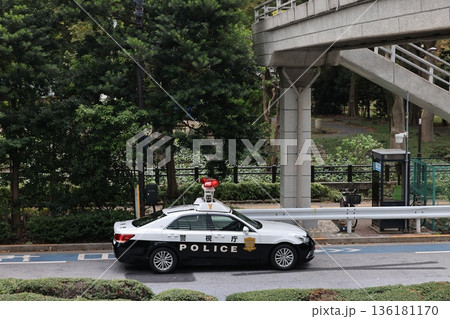 日比谷公園脇の道路に停車中の警視庁のパトカー 136181170
