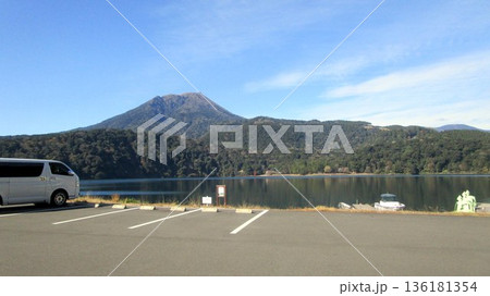 御池から眺めた高千穂峰(宮崎県） 136181354