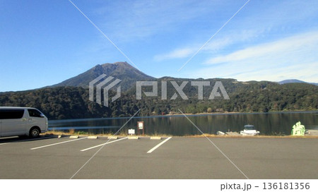 御池から眺めた高千穂峰(宮崎県） 136181356