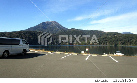 御池から眺めた高千穂峰(宮崎県) 御池から眺めた高千穂峰(宮崎県) 136181357