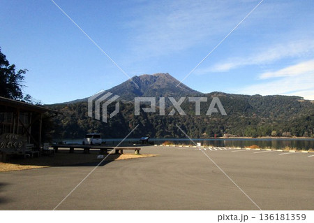 御池から眺めた高千穂峰(宮崎県） 136181359