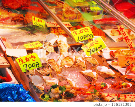 東京都中央区の築地場外市場の様々な風景 136181393