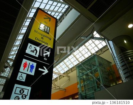 空港の風景 136181510