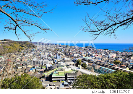 吾妻山公園高台から見るJR二宮駅付近と相模湾の風景 136181707