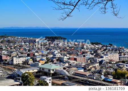吾妻山公園高台から見るJR二宮駅付近と相模湾の風景 136181709