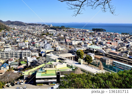 吾妻山公園高台から見るJR二宮駅付近と相模湾の風景 136181711