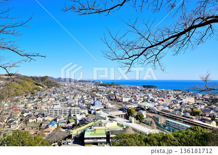 吾妻山公園高台から見るJR二宮駅付近と相模湾の風景 136181712