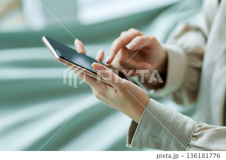 スマホを操作する女性の手元　Generative AI 136181776