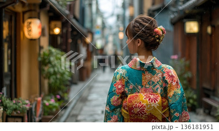 夕暮れの伝統的な街並みを歩く日本人女性の着物姿 136181951