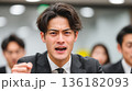 不満を爆発させ激しく怒鳴る日本人ビジネスマン 136182093