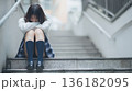 階段でうずくまり、外の世界を拒絶する日本人女子学生 136182095