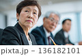 厳しい表情でプロジェクトの行方を見守る日本人女性役員 136182101