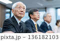 生涯学習の場で講義を聴講する日本人のシニア男性 136182103