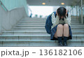 階段に座り込み、頭を抱えて悩む日本人女子学生 136182106