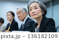真剣な面持ちで会議に参加する日本人のシニア女性社員 136182109