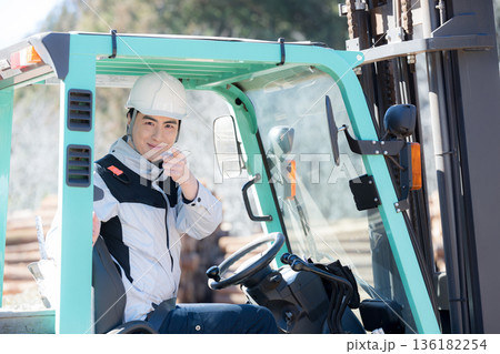 フォークリフトで木材を運ぶ作業員　安全確認「よ～し！」クローズアップ 136182254