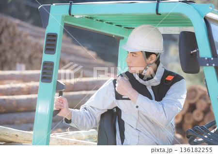 フォークリフトで木材を運ぶ作業員　安全確認「よ～し！」クローズアップ 136182255