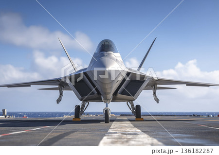 航空母艦の甲板上の最新鋭戦闘機 136182287